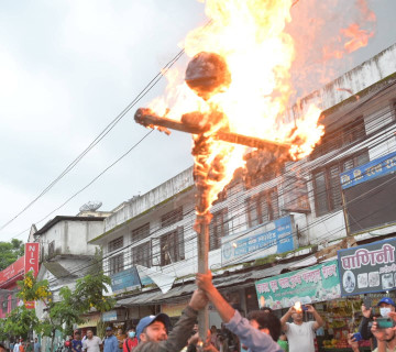 नेविसंघले जलायो गभर्नरको पुतला (फोटोफिचर)